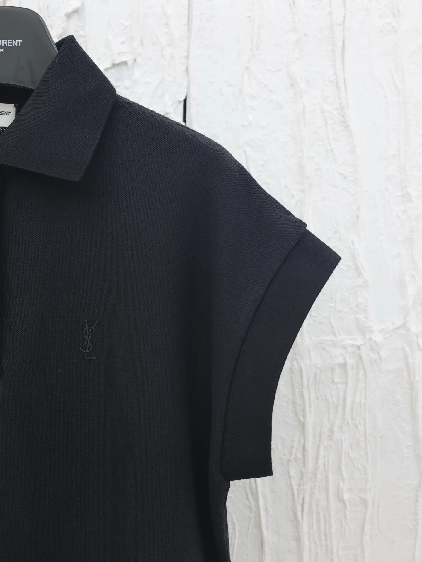 P270 Saint Lauren*/Saint Laurent's new YSL logo embroidered POLO shirt. Customized pique fabric, 98 cotton 2 spandex, weight 270 grams. Imported machine embroidery technology, using advanced computer control system and precision mechanical components. The overall wiring is straight and delicate, and the fabric is comfortable and soft. The color is consistent and has no color difference. It can be matched with the same style to create a fashionable look. It can handle various occasions, customized accessories, and three complete sizes. Size: S/M/L